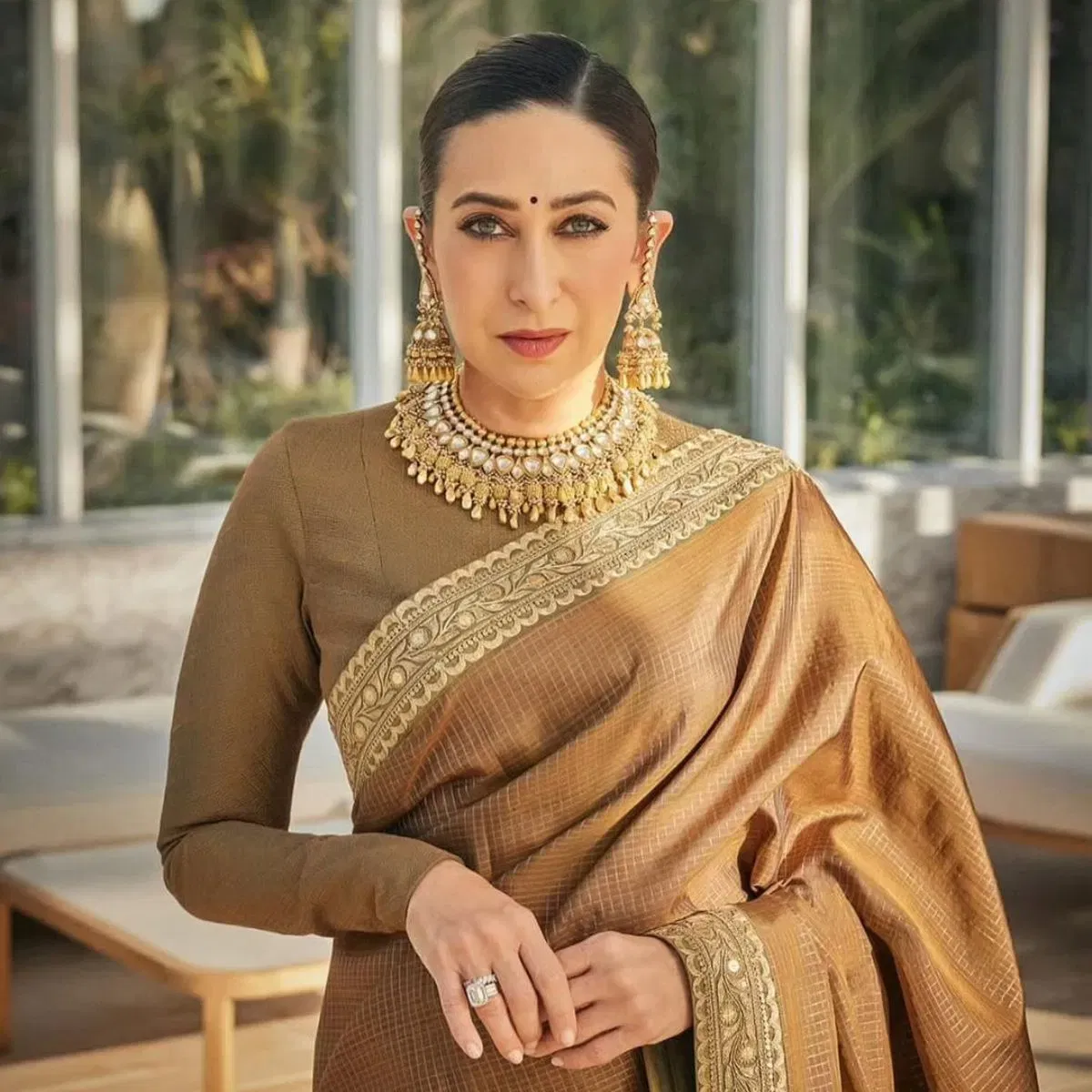 বিষয়টো তেতিয়া বেছি চৰ্চিত হৈ পৰে, যেতিয়া অভিনেত্ৰীগৰাকীয়ে কয় যে হানিমুনৰ সময়ত সঞ্জয়ে কৰিশ্মাক বন্ধুৰ সৈতে শুবলৈ বাধ্য কৰাইছিল। যেতিয়া অভিনেত্ৰীগৰাকীয়ে এই কথা অস্বীকাৰ কৰে, তেতিয়া সঞ্জয়ে তেওঁক মাৰপিট কৰে।