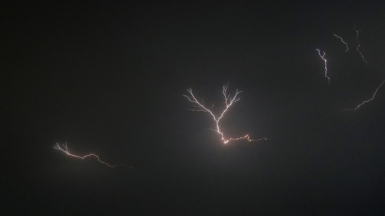 আঞ্চলিক বতৰ বিজ্ঞান কেন্দ্ৰৰ আগজাননী অনুসৰি আজি শিৱসাগৰ, যোৰহাট আৰু গোলাঘাটত বিজুলী আৰু বজ্ৰপাতৰ লগতে লঘুৰ পৰা মধ্যমীয়া বৰষুণ হ’ব পাৰে। আগন্তুক তিনি ঘণ্টাত জিলাকেইখনৰ ভিন্ন স্থানত বতৰৰ এনে প্ৰভাৱ দেখা যাব পাৰে বুলি বতৰ বিজ্ঞান কেন্দ্ৰই পূৰ্বাভাস জাৰি কৰিছে।