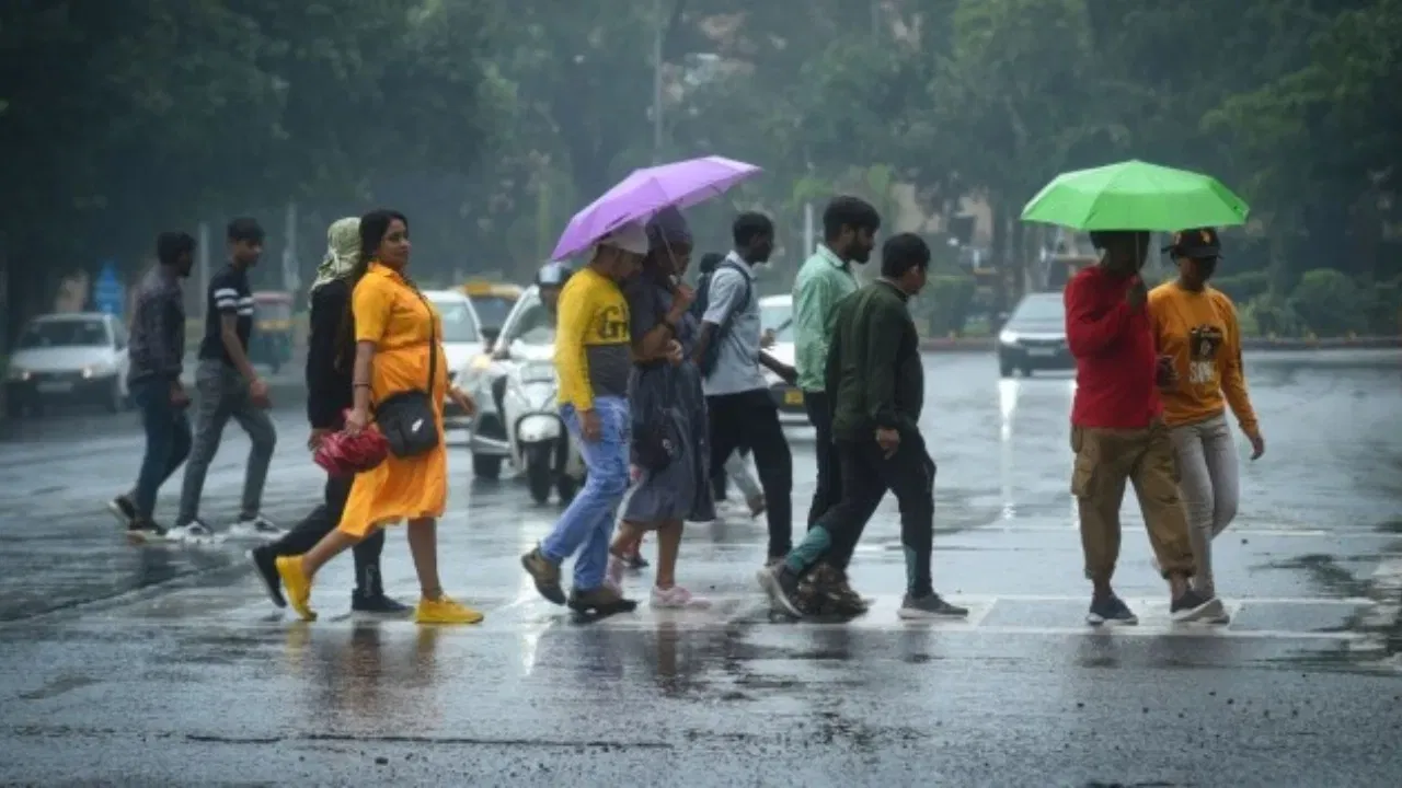 ইফালে উত্তৰ-পূবত বৰষুণ অব্যাহত থকাৰ সম্ভাৱনা প্ৰকাশ কৰিছে IMD-এ। আগন্তুক ৭ দিনত অসম, মেঘালয়, অৰুণাচল প্ৰদেশ, নাগালেণ্ড, মণিপুৰ, মিজোৰাম আৰু ত্ৰিপুৰাতো ধাৰাসাৰ বৰষুণৰ সম্ভাৱনা আছে।