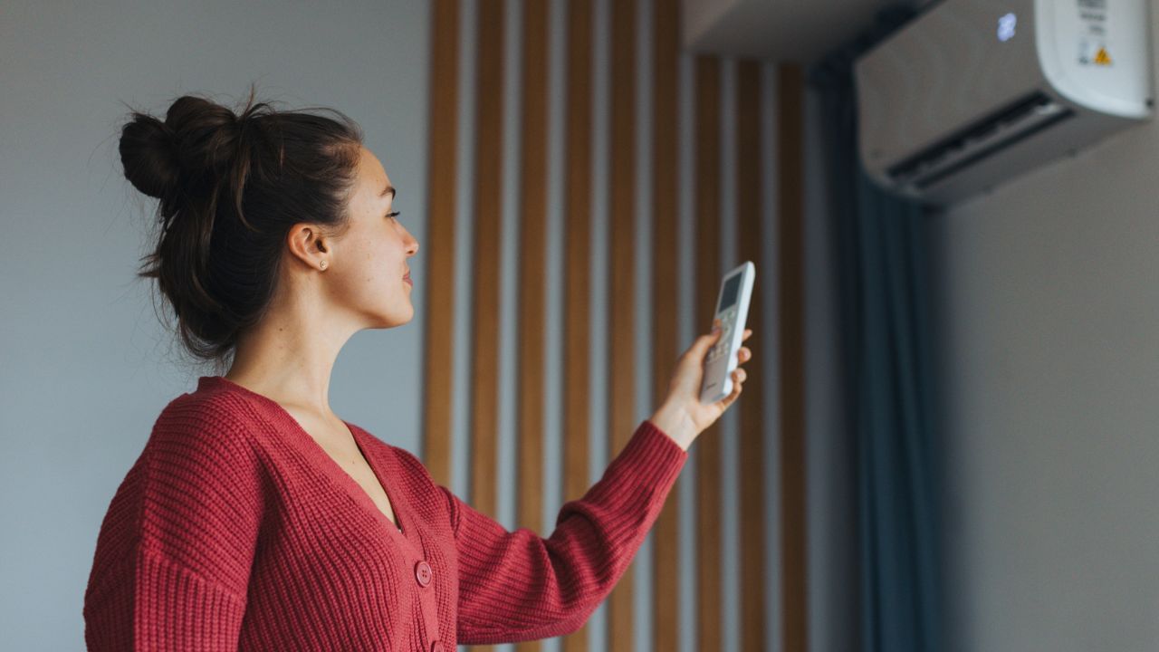 Air Conditioner: ঘৰৰ কোনফালে AC ৰাখিব নালাগে জানেনে? বাস্তুশাস্ত্ৰই কি কয়?