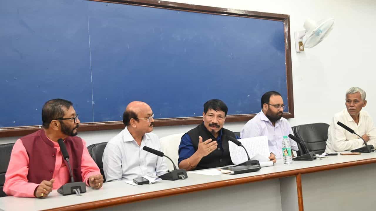 বিদ্ৰোহৰ মাজতে দিছপুৰত বৈঠকত বহিল অগপ নেতৃত্বঃ বিজেপিৰ সৈতে মিত্ৰতা প্ৰসঙ্গত অতুল বৰাই ক’লে.. বিদ্ৰোহৰ মাজতে দিছপুৰত বৈঠকত বহিল অগপ নেতৃত্বঃ বিজেপিৰ সৈতে মিত্ৰতা প্ৰসঙ্গত অতুল বৰাই ক’লে..