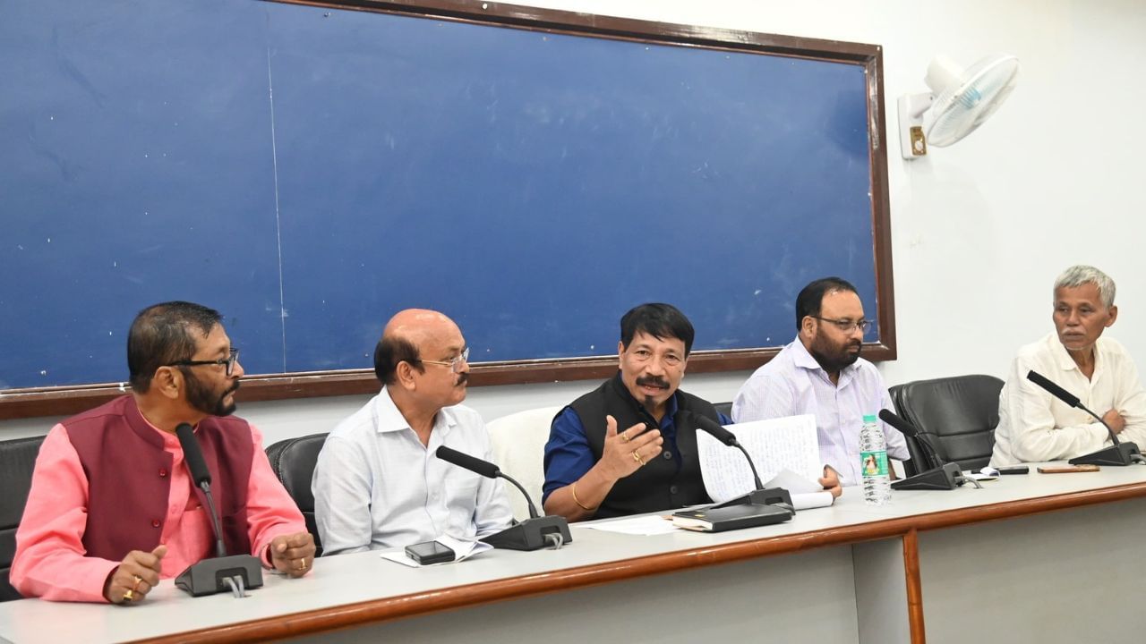 বিদ্ৰোহৰ মাজতে দিছপুৰত বৈঠকত বহিল অগপ নেতৃত্বঃ বিজেপিৰ সৈতে মিত্ৰতা প্ৰসঙ্গত অতুল বৰাই ক’লে.. বিদ্ৰোহৰ মাজতে দিছপুৰত বৈঠকত বহিল অগপ নেতৃত্বঃ বিজেপিৰ সৈতে মিত্ৰতা প্ৰসঙ্গত অতুল বৰাই ক’লে..