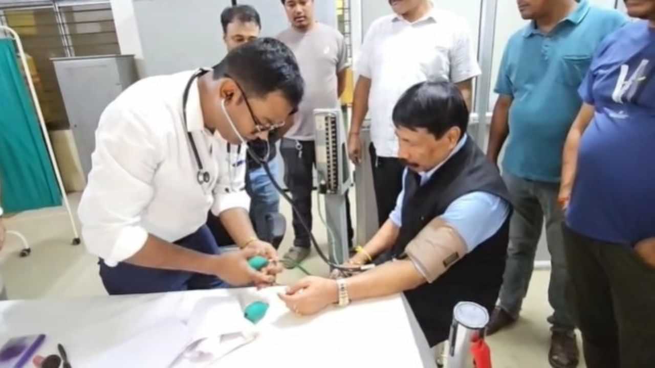 বোকাখাতৰ চিকিৎসালয়ত মন্ত্ৰীৰ চাডেন ভিজিট, ৰক্তচাপ জোখা যন্ত্ৰ দেখি হতবাক...