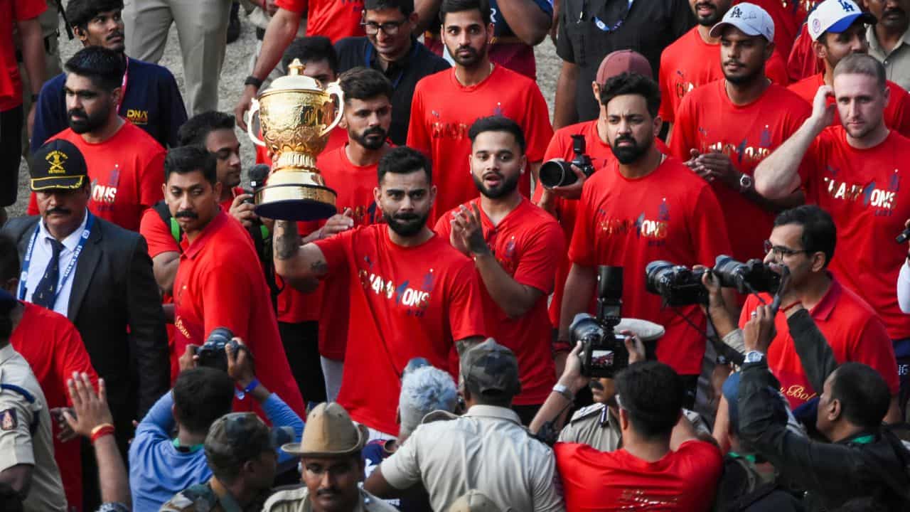 বাংগালুৰুৰ পদপিষ্ট ঘটনাৰ বাবে দায়ী নেকি আৰচিবি? আঁৰত আছে নেকি কোহলীৰ এই ভিডিঅ’! বাংগালুৰুৰ পদপিষ্ট ঘটনাৰ বাবে দায়ী নেকি আৰচিবি? আঁৰত আছে নেকি কোহলীৰ এই ভিডিঅ’!