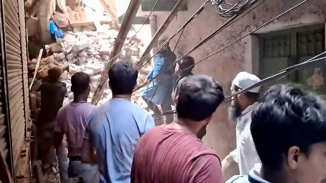 হুৰমূৰকৈ বাগৰি পৰিল চাৰি মহলীয়া অট্টালিকা, আৱদ্ধ ১২ জন লোকঃ অব্যাহত উদ্ধাৰ অভিযান হুৰমূৰকৈ বাগৰি পৰিল চাৰি মহলীয়া অট্টালিকা, আৱদ্ধ ১২ জন লোকঃ অব্যাহত উদ্ধাৰ অভিযান