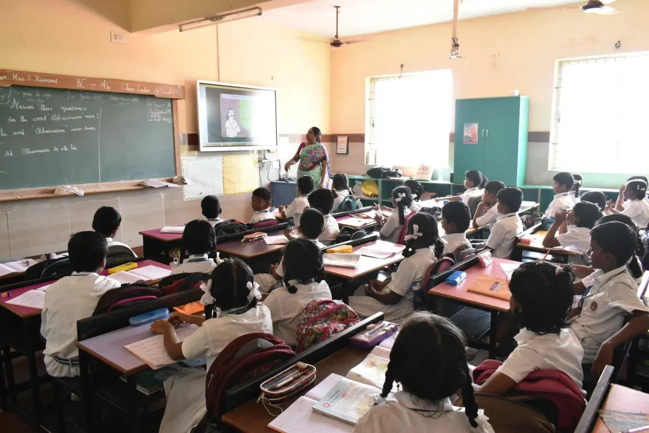 মাধ্যমিক আৰু উচ্চ মাধ্যমিক পৰ্যায়ৰ শিক্ষানুষ্ঠানত দুপৰীয়া ১:০০ বজা পর্যন্ত পাঠদান চলিব।  পৰৱৰ্তী নিৰ্দেশ নিদিয়ালৈ বাহাল থাকিব এই সময়সূচী ।  নিৰ্দেশনা জাৰি কামৰূপ মেট্ৰ'ৰ IS-DEEO দিপীকা চৌধুৰীৰ