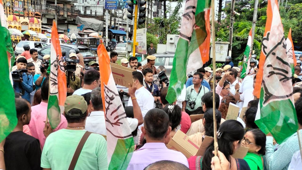 যোষিতা দাসৰ এই ঘটনাক কেন্দ্ৰ কৰি আজি গুৱাহাটীত বৃহৎ প্ৰতিবাদ সাব্যস্ত কৰে কংগ্ৰেছে। ৰাজ্যৰ প্ৰধান বিৰোধী দল কংগ্ৰেছে সমগ্ৰ ৰাজ্যজুৰি আজি এই ঘটনা সন্দৰ্ভত বিশাল প্রতিবাদী কাৰ্যসূচী ৰূপায়ন কৰে। যোষিতা দাসে আত্মহননৰ পথ বাচি লোৱা ঘটনাই বিজেপি চৰকাৰৰ পৰ্বতসম দুৰ্নীতিৰ প্ৰকৃত স্বৰূপ উদঙাই দিছে বুলি দাবী কৰিছে বিৰোধী দলটোৱে।