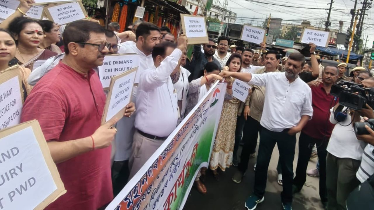 উল্লেখ্য যে প্ৰায় এবছৰ ধৰি লোক নিৰ্মাণ বিভাগ (গৃহ)ত কনিষ্ঠ অভিযন্তা হিচাপে কৰ্মৰত যোষিতা দাসে বৰপাৰাস্থিত ভাড়াঘৰত চৰম পন্থা গ্ৰহণ কৰিছিল। মৃত্যুৰ পূৰ্বে লিখি যোৱা টোকাটোত তেওঁ দুগৰাকী জ্যেষ্ঠ অভিযন্তা তেওঁৰ মৃত্যুৰ বাবে দায়ী বুলি উল্লেখ কৰি গৈছে। ইতিমধ্যে আৰক্ষীয়ে অভিযুক্ত দুই বিষয়াক গ্ৰেপ্তাৰ কৰিছে। এই ঘটনা সন্দৰ্ভত তদন্ত অব্যাহত ৰাখিছে আৰক্ষীয়ে।