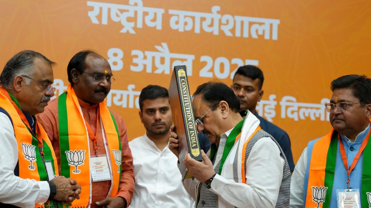 সংবিধানৰ পৰা মচি পেলোৱা হ’ব নেকি ‘সমাজবাদী’ আৰু ‘ধৰ্মনিৰপেক্ষ’ শব্দ দুটা? কেন্দ্ৰীয় আই মন্ত্ৰীয়ে জনালে চৰকাৰৰ স্থিতি সংবিধানৰ পৰা মচি পেলোৱা হ’ব নেকি ‘সমাজবাদী’ আৰু ‘ধৰ্মনিৰপেক্ষ’ শব্দ দুটা? কেন্দ্ৰীয় আই মন্ত্ৰীয়ে জনালে চৰকাৰৰ স্থিতি
