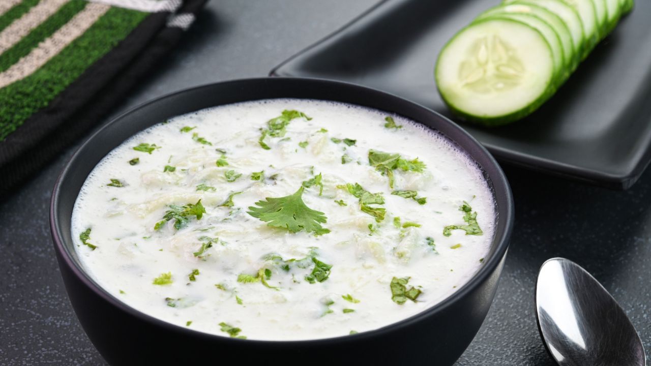 তিয়ঁহ চালাড হিচাপে খোৱাৰ উপৰিও নানা ধৰণে খাদ্য তালিকাত অন্তৰ্ভুক্ত কৰিব পাৰি। মাখনৰ সৈতে তিয়ঁহ মিহলি কৰি দিব পাৰে। তদুপৰি তিয়ঁহৰ জুচ বা ডিটক্স পানী প্ৰস্তুত কৰিব পাৰে। ইফালে চেণ্ডুইচতো তিয়ঁহ দি খাব পাৰে।
