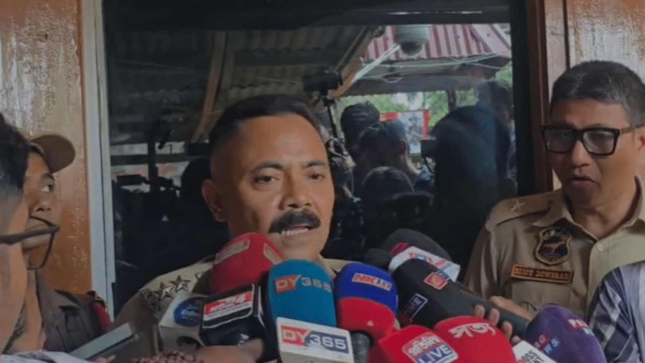 ঘটনা সন্দৰ্ভত DCP মৃণাল ডেকাই কয় যে, শিৱসাগৰ ডিমৌৰ প্ৰণৱ জ্যোতি চেতিয়াই আলফা(স্বা) সন্দৰ্ভত ফেচবুকত এটা পোষ্ট দিছিল।এই পোষ্টটো তেওঁ নিজেই দিছিল। এই সন্দৰ্ভক ক্ৰাইম ব্ৰান্সত গোচৰ ৰুজু আছে। গতিকে আৰক্ষীৰ জিম্মাত লোৱাৰ পাছতহে জানিব পৰা যাব যে তেওঁৰ আলফা (স্বা)ৰ লগত লিংক আছে নে নাই।