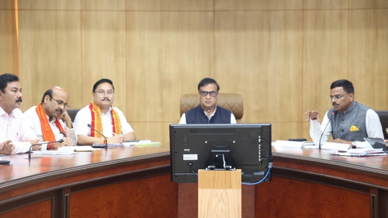 শুক্ৰবাৰে মুখ্যমন্ত্ৰী ড০ হিমন্ত বিশ্ব শৰ্মাৰ অধ্যক্ষতাত অসম চৰকাৰৰ বিভিন্ন জনকল্যাণমুখী ধ্বজাবাহী আঁচনিৰ ৰূপায়ণ আৰু বিধায়িনী দলৰ প্ৰতিগৰাকী বিধায়কৰ কৰণীয় সন্দৰ্ভত এক বিশেষ বৈঠক অনুষ্ঠিত হয়।