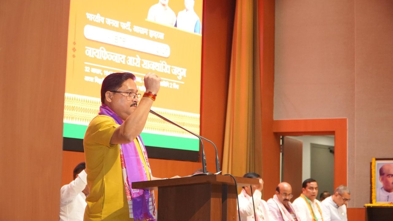 ইয়াৰোপৰি ২৬'ৰ নিৰ্বাচনৰ বাবে কোনে কোনে টিকেট পাব সেই কথা প্ৰসংগত সভাপতিগৰাকীয়ে কয়, বিজেপি কাৰো মুখলৈ চোৱা দল নহয়। যিবিলাকে ভাল কাম কৰিছে, ৰাইজে ভাল বুলি কৈছে তেওঁলোকৰ মৰণ নাই।।