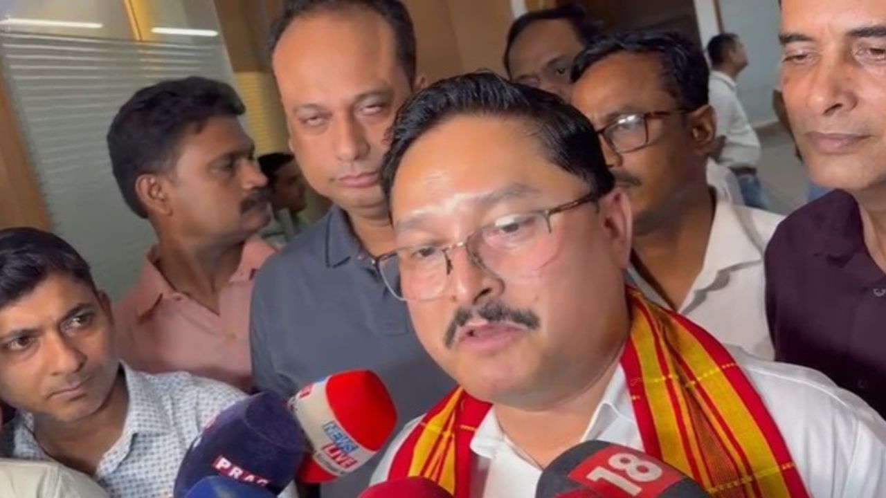 নিৰ্বাচনৰ ৰণকৌশল প্ৰস্তত কৰাত ব্যস্ত শাসকীয় বিজেপি। সেয়ে সমষ্টিৰ উন্নয়ণত গুৰুত্ব দিছে বিজেপিয়ে। এতিয়া বিধানসভা নিৰ্বাচনত কোন কোন বিধায়কৰ পাখি কটা যায় সময়ত লক্ষণীয় হ'ব।