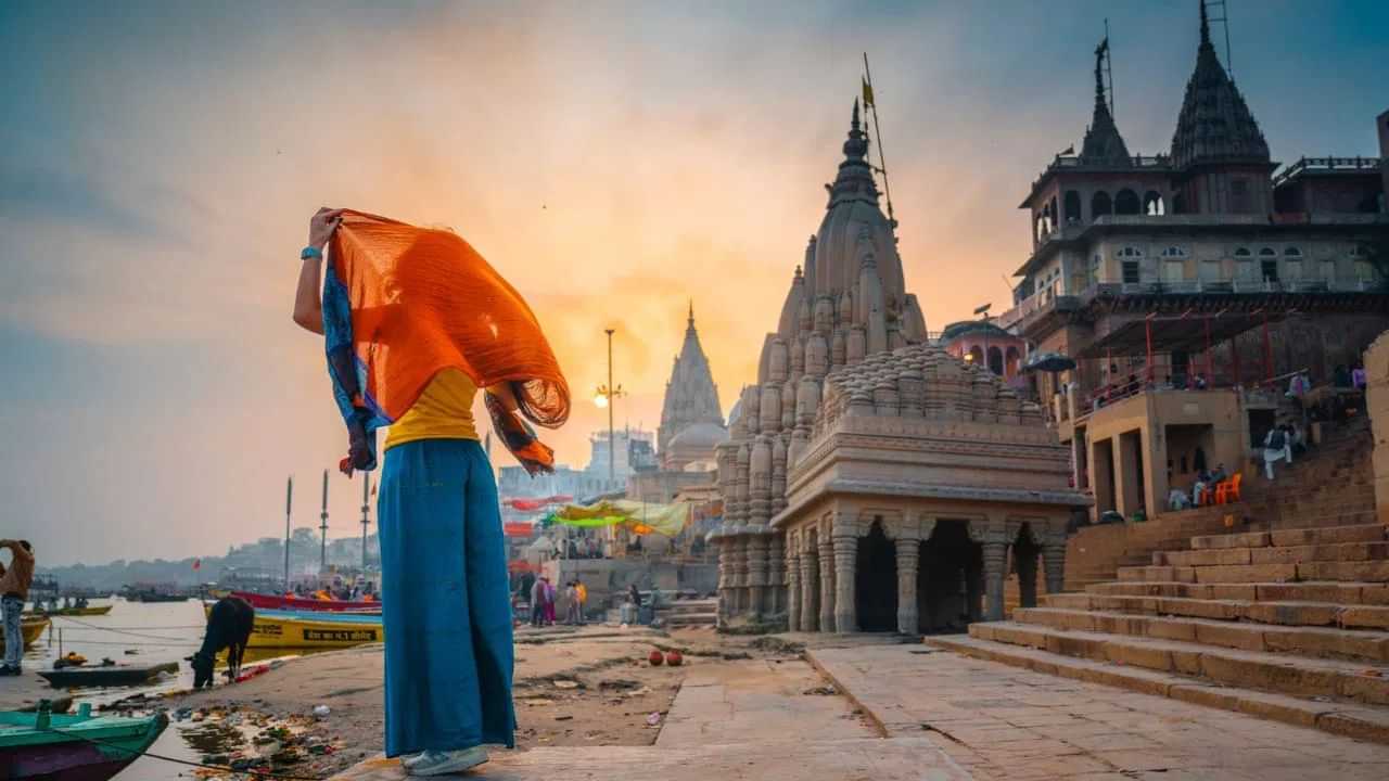 জিন্স-স্কাৰ্ট পিন্ধি সোমাব নোৱাৰিব মহিলা! মন্দিৰত আঁৰি দিয়া হ’ল পোষ্টাৰঃ ক’ত জাৰি কৰা হৈছে এই ফটোৱা?