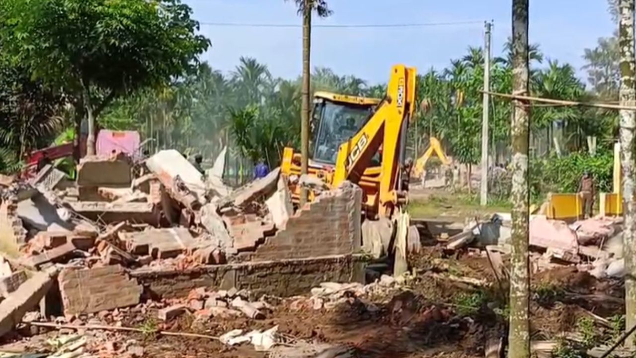 উল্লেখ্য যে উচ্ছেদৰ পূৰ্বে এই স্থানত থকা লোকসকলক স্থান খালী কৰাৰ বাবে ১০ জুলাইলৈ সময় দিয়া হৈছিল। অৱশ্যে ১১ জুলাইত শুকুৰবাৰৰ নামাজৰ বাবে মুখ্যমন্ত্ৰী হিমন্ত বিশ্ব শৰ্মাই উচ্ছেদ চলোৱা নহয় বুলি নিশ্চিত কৰিছিল আৰু তাৰ পৰিৱৰ্তে ১২ জুলাইত উচ্ছেদ চলোৱা হ’ব বুলি স্পষ্ট কৰিছিল। সেই অনুসাৰে আজি পুৱা ৫ বজাৰ পৰা এই বৃহৎ উচ্ছেদ আৰম্ভ কৰে জিলা প্ৰশাসন আৰু বনবিভাগে।
