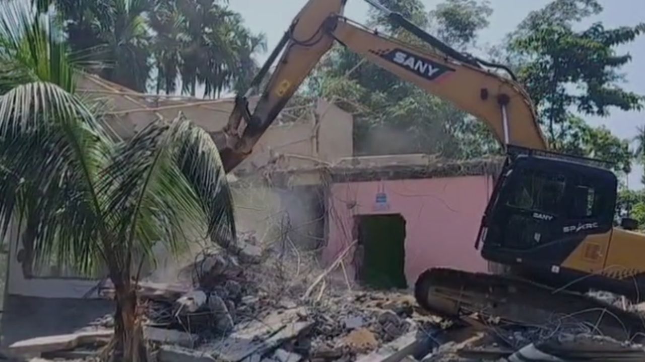 ৰাজ্যত বেদখলকৃত ভূমিত পুনৰ চলিত প্ৰশাসনৰ বুলড’জাৰ। শেহতীয়াকৈ ধুবুৰী জিলাত প্ৰশাসনে চলোৱা উচ্ছেদক কেন্দ্ৰ কৰি যোৱা কিছুদিন ধৰি ৰাজ্যৰ ৰাজনীতি উত্তাল হৈ আছে। এই উচ্ছেদক আইন বিৰোধী বুলি দাবী কৰি বিৰোধীয়ে ৰাজ্য চৰকাৰক তীব্ৰ সমালোচনা কৰিছে। কিন্তু বিৰোধীৰ এই সমালোচনাৰ পিছতো থমকি ৰোৱা নাই প্ৰশাসনৰ হাতোৰা।
