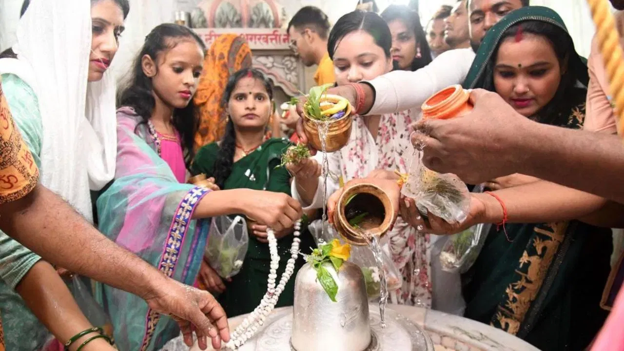 শাওনৰ প্ৰথম সোমবাৰে এইদৰে শিৱক পূজা কৰক, সকলো ইচ্ছা পূৰণ হ’ব! শাওনৰ প্ৰথম সোমবাৰে এইদৰে শিৱক পূজা কৰক, সকলো ইচ্ছা পূৰণ হ’ব!