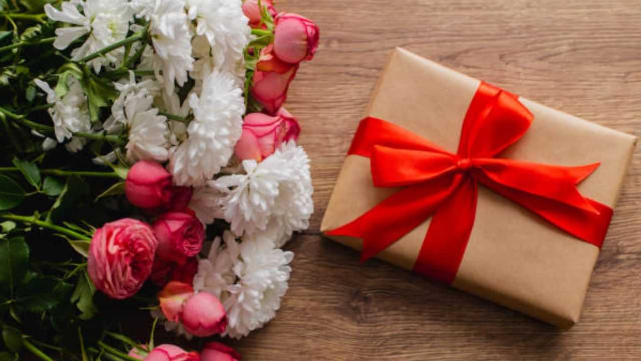 বন্ধুত্ব দিৱসত বন্ধুক বিশেষ কিবা দিয়াৰ মন, কিন্তু হাতত ধন কম আছে! অতি কম খৰচতে দিব পাৰে এনে উপহাৰ