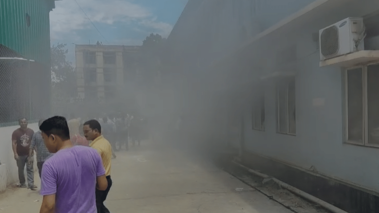 গুৱাহাটী চিকিৎসা মহাবিদ্যালয় হাস্পাতালত অগ্নিকাণ্ডৰ ঘটনা, ৰোগী-অভিভাৱকৰ মাজত হাহাকাৰময় পৰিস্থিতি… গুৱাহাটী চিকিৎসা মহাবিদ্যালয় হাস্পাতালত অগ্নিকাণ্ডৰ ঘটনা, ৰোগী-অভিভাৱকৰ মাজত হাহাকাৰময় পৰিস্থিতি…