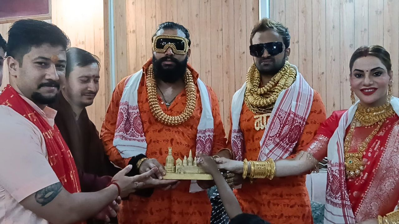 শক্তিপীঠ কামাখ্যাত ‘Golden Guys’, সোণৰ অলংকাৰ পৰিধানৰ বাবে সমগ্ৰ ভাৰততে বিখ্যাত চানী ৱাঘচৌৰে আৰু সঞ্জয় গুজ্জৰ