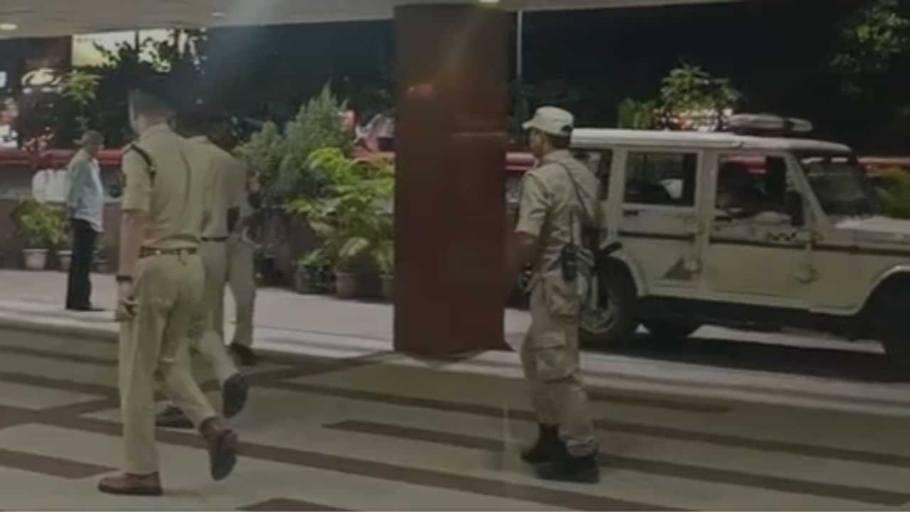 মহানগৰীত চাঞ্চল্যকৰ ঘটনাঃ মেজিষ্ট্ৰেট কলনিৰ আৱাসৰ চাদৰ পৰা জাপ দিলে অতিৰিক্ত উপায়ুক্তই
