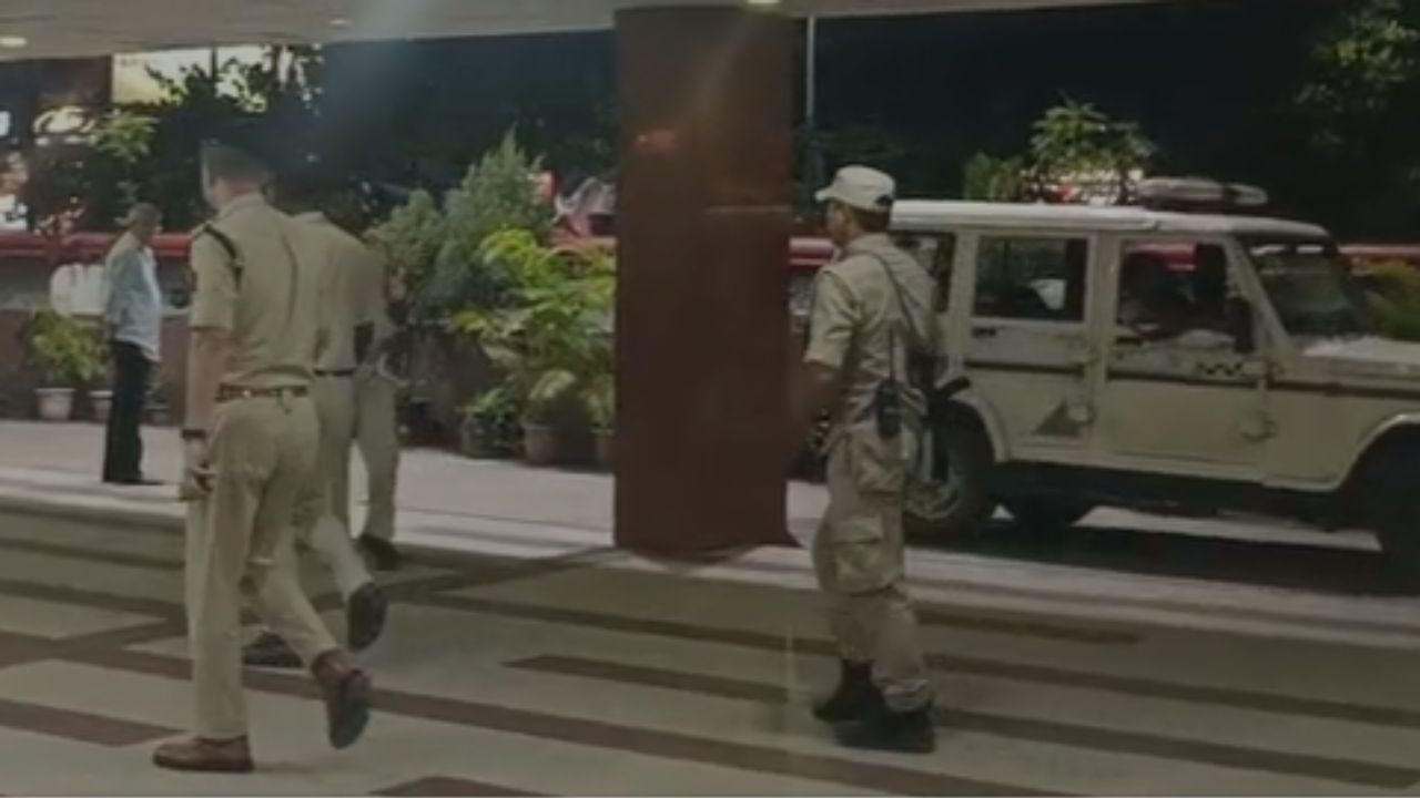 মহানগৰীত চাঞ্চল্যকৰ ঘটনাঃ মেজিষ্ট্ৰেট কলনিৰ আৱাসৰ চাদৰ পৰা জাপ দিলে অতিৰিক্ত উপায়ুক্তই মহানগৰীত চাঞ্চল্যকৰ ঘটনাঃ মেজিষ্ট্ৰেট কলনিৰ আৱাসৰ চাদৰ পৰা জাপ দিলে অতিৰিক্ত উপায়ুক্তই