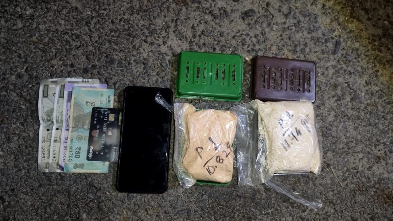 এই অভিযানত খানাপাৰা দেবানগৰৰ ৰাজদ্বীপ চুংক্ৰাং নামৰ এজন যুৱকক গ্ৰেপ্তাৰ কৰাৰ লগতে তেওঁৰ পৰা ২ পেকেট হেৰ’ইন (১০.৮২গ্ৰাম আৰু ১১.৭৪গ্ৰাম) আৰু নগদ ১,১৫০ টকা জব্দ কৰে। ইয়াৰ লগতে এখন ভঙা নম্বৰ প্লেট থকা স্কুটিও জব্দ কৰাৰ কথা সদৰী কৰিছে আৰক্ষীয়ে।