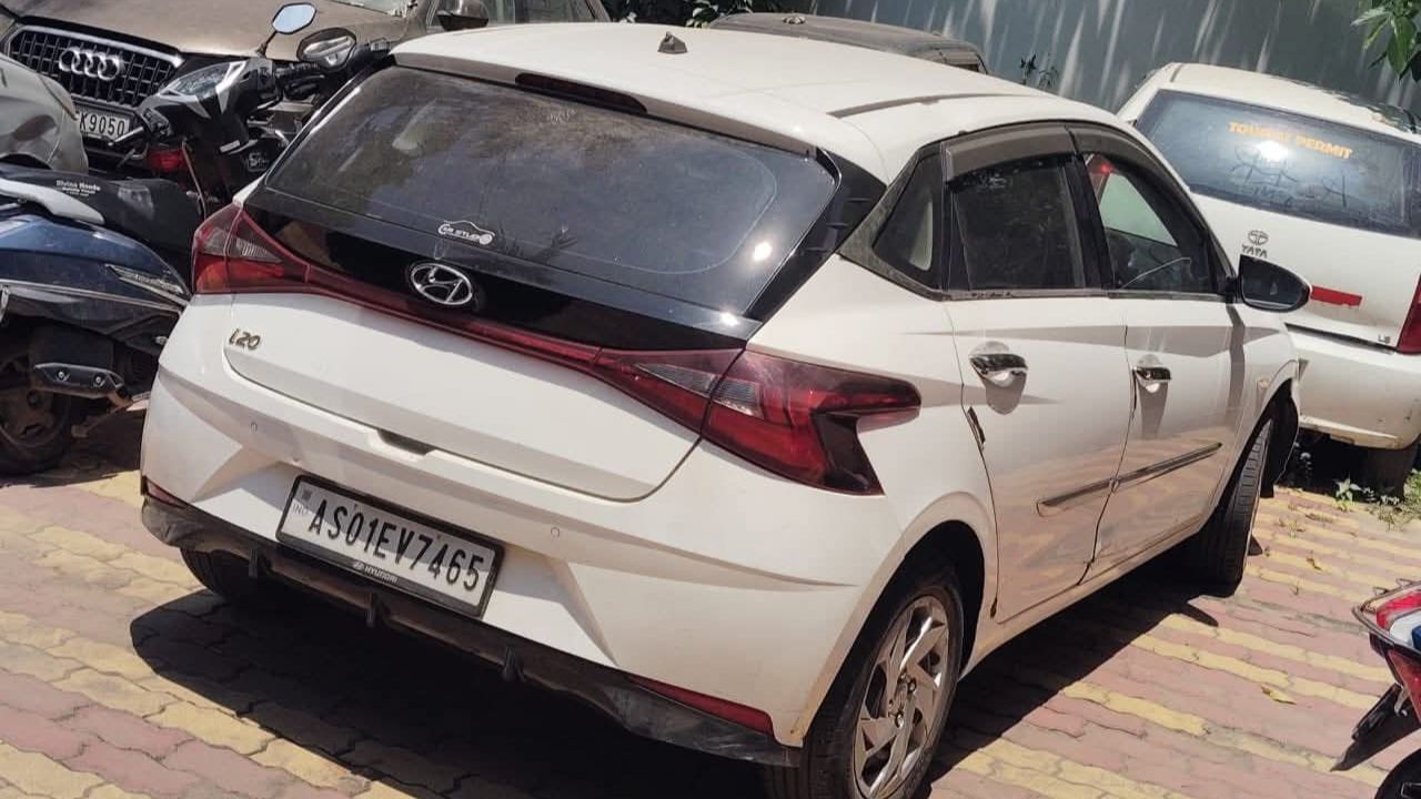 ইফালে গ্ৰেপ্তাৰ কৰা ৰাজদ্বীপৰ ইনপুটৰ ভিত্তিত জয়ানগৰত বসন্ত দলে নামৰ এজন লোকৰ ঘৰত অভিযান চলোৱা হয়। এই অভিযানত আধা জ্বলি যোৱা হেৰ’ইনৰ অৱশিষ্ট উদ্ধাৰ কৰে আৰক্ষীয়ে। ড্ৰাগছৰ ব্যৱসায়ৰ জৰিয়তে কৰা উপাৰ্জনেৰে ক্ৰয় কৰা সন্দেহত AS01-EV-7465 নম্বৰৰ এখন চাৰিচকীয়া বাহন আৰু AS01-FA-8254 নম্বৰৰ এখন স্কুটি জব্দ কৰে।