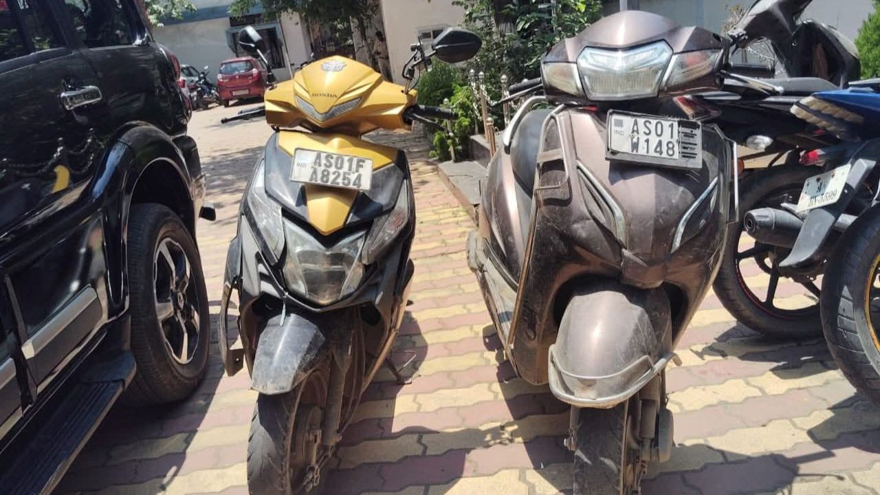 একেদৰে অধিক তথ্যৰ ভিত্তিত ৰুক্মিণীগাঁৱৰ কুশল দলে বাসগৃহত তালাচী চলাই আৰক্ষীয়ে। এই সময়ত AS01-GE-5493 নম্বৰৰ বিলাসী বাহন জব্দ কৰাৰ লগতে হেৰ’ইন আৰু নগদ ১,৯৬,১৭০ টকা উদ্ধাৰ কৰে।