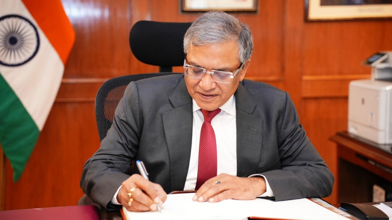 সাধাৰণ বাসিন্দা হোৱা সমষ্টিতহে ভোট দিয়াৰ অধিকাৰ থাকিব ! ভোটাৰ কাৰ্ডক লৈ ডাঙৰ মন্তব্য মুখ্য নিৰ্বাচন আয়ুক্তৰ