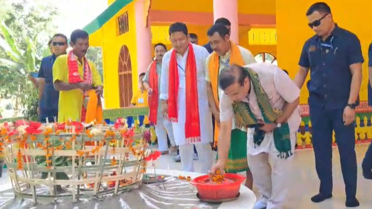 মুখ্যমন্ত্ৰীক সংগ দিয়ে ৰাজ্যিক বিজেপিৰ সভাপতি দিলীপ শইকীয়া, বিটিআৰৰ গোৰেশ্বৰৰ পাৰিষদ পৱিত্ৰ কুমাৰ বড়ো, বিজেপিৰ যুৱ নেতা চক্ৰধৰ বড়ো আদিয়ে।