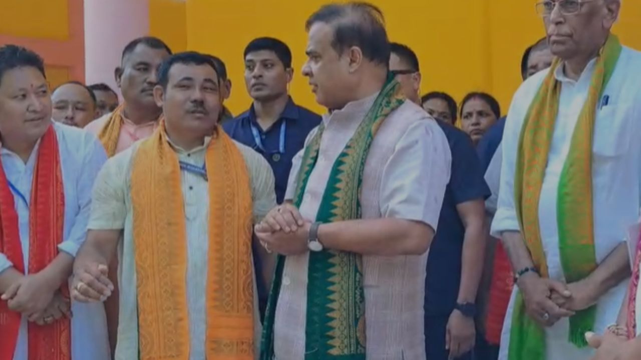 ইফালে,চাপৰত চলোৱা উচ্ছেদ অভিযান সম্পৰ্কত মুখ্যমন্ত্ৰী গৰাকীয়ে কয় যে, অখিল গগৈয়ে যি কৰে সেইটো তেওঁ জানিব, মই মোৰ ৰাষ্টাত থাকিম আৰু তেওঁ তেওঁৰ ৰাষ্টাত থাকক।