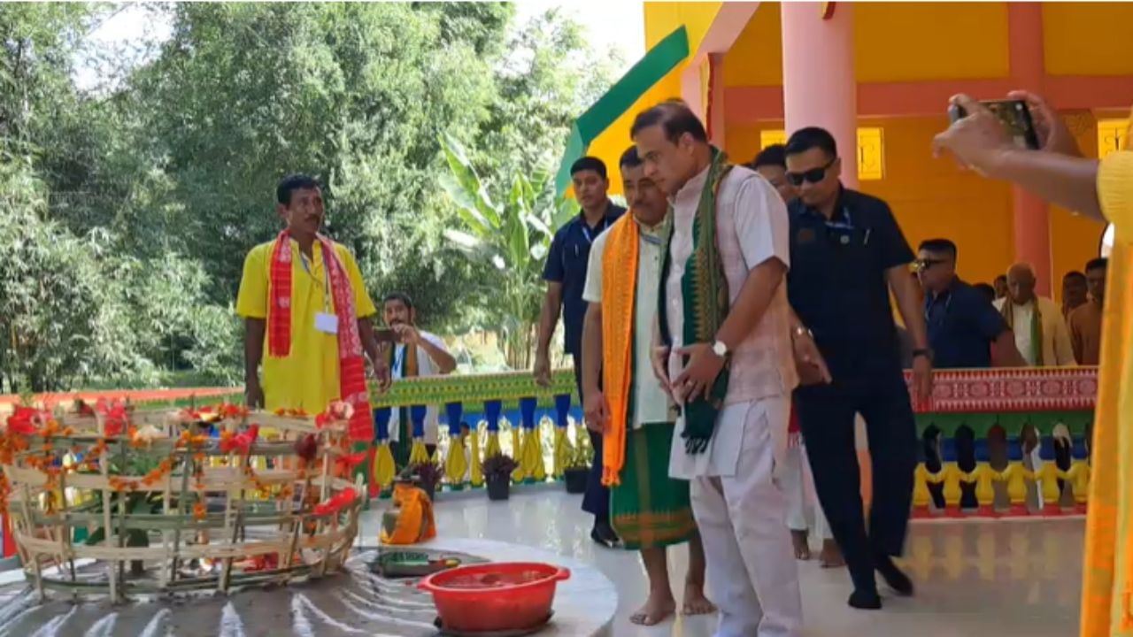 আজি মঙলবাৰে গোৰেশ্বৰত উপস্থিত হয় মুখ্যমন্ত্ৰী হিমন্ত বিশ্ব শৰ্মা। গোৰেশ্বৰ গুৰমৌৰ বাথৌ মন্দিৰ উদ্বোধন কৰে মুখ্যমন্ত্ৰী হিমন্ত বিশ্ব শৰ্মাই। লগতে গোৰেশ্বৰ মহাবিদ্যালয়ৰ সোনালী জয়ন্তীৰ মুকলি সভাত অংশগ্ৰহণ মুখ্যমন্ত্ৰীৰ। সন্ধিয়া গোৰেশ্বৰ মণ্ডল বিজেপিৰ কাৰ্যলয় উদ্বোধন কৰে মুখ্যমন্ত্ৰীগৰাকীয়ে।