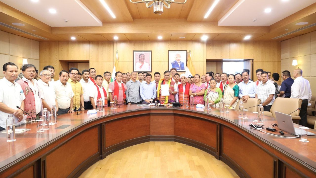 ত্ৰিপাক্ষিক আলোচনাৰ বাবে সাজু ৰাজ্য, কেন্দ্ৰক দিব হেঁচা ! কাৰ্বি আংলঙৰ ২১টা সংগঠনৰ প্ৰতিনিধিৰে গুৰুত্বপূৰ্ণ বৈঠক মুখ্যমন্ত্ৰীৰ ত্ৰিপাক্ষিক আলোচনাৰ বাবে সাজু ৰাজ্য, কেন্দ্ৰক দিব হেঁচা ! কাৰ্বি আংলঙৰ ২১টা সংগঠনৰ প্ৰতিনিধিৰে গুৰুত্বপূৰ্ণ বৈঠক মুখ্যমন্ত্ৰীৰ