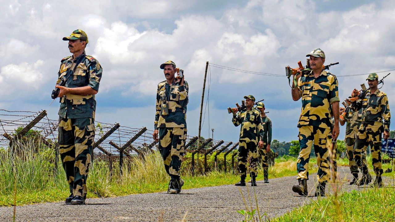 হঠাতে কি হ’ল! ভাৰত-বাংলাদেশ সীমান্তত চলিল গুলী, পৰিস্থিতিয়ে ল’লে এনে ৰূপ হঠাতে কি হ’ল! ভাৰত-বাংলাদেশ সীমান্তত চলিল গুলী, পৰিস্থিতিয়ে ল’লে এনে ৰূপ