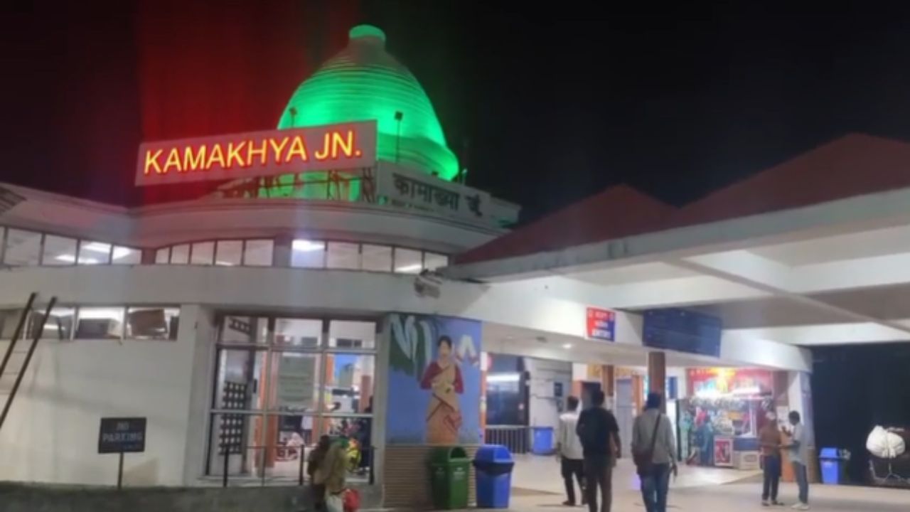 গুৱাহাটী মহানগৰীৰ মালিগাঁওস্থিত কামাখ্যা ৰে'লৱে জংচনত আজি উদ্ধাৰ হৈছে বৃহৎ পৰিমাণৰ নগদ ধন। এটা পৰিত্যক্ত অৱস্থাত থকা বেগৰ ভিতৰত এই ধনখিনি উদ্ধাৰ কৰে ৰে'ল সুৰক্ষা বাহিনীয়ে।