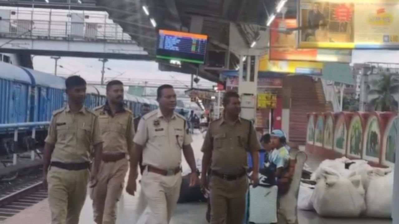 ইয়াৰ পিছতে ৰে'ল সুৰক্ষা বাহিনীয়ে উদ্ধাৰ হোৱা টকাখিনি জব্দ কৰে। ঘটনা সন্দৰ্ভত ৰে'ল সুৰক্ষা বাহিনীয়ে নিজাববীয়া এক গোচৰ ৰুজু কৰি তদন্ত আৰম্ভ কৰিছে বুলি জানিব পৰা গৈছে।