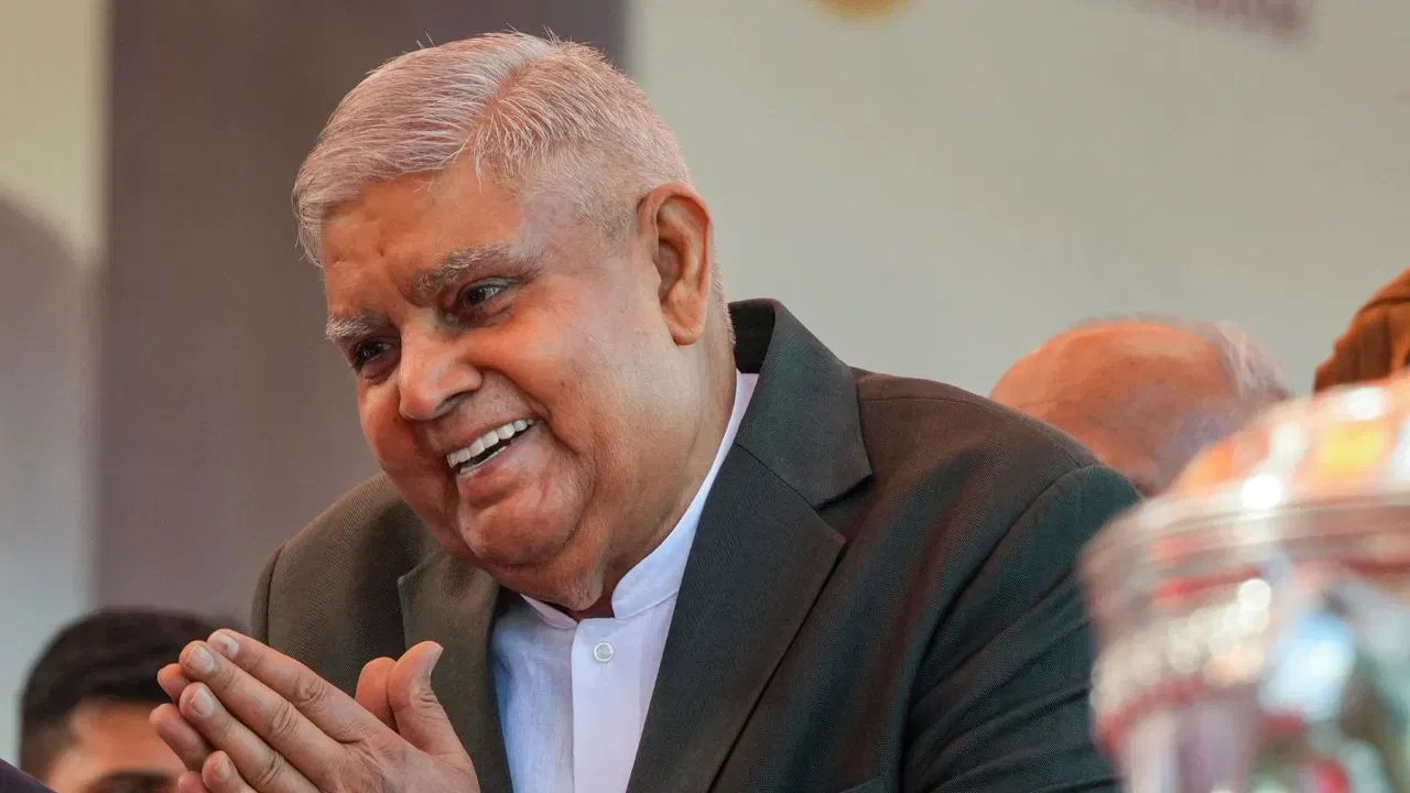বাসগৃহৰ পৰা ওলাই যাবলৈ বাধ্য কৰোৱা হৈছিল নেকি জগদীপ ধনখড়ক? বিৰোধীৰ প্ৰশ্ন… বাসগৃহৰ পৰা ওলাই যাবলৈ বাধ্য কৰোৱা হৈছিল নেকি জগদীপ ধনখড়ক? বিৰোধীৰ প্ৰশ্ন…