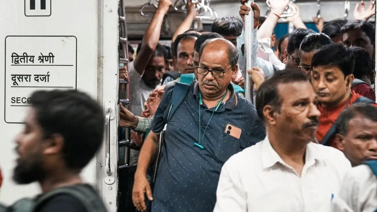 জ্যেষ্ঠ নাগৰিকৰ বাবে ৰে’লৱেৰ বিশেষ পদক্ষেপ, ভিৰৰ মাজতো আৰামেৰে কৰিব পাৰিব যাত্ৰা জ্যেষ্ঠ নাগৰিকৰ বাবে ৰে’লৱেৰ বিশেষ পদক্ষেপ, ভিৰৰ মাজতো আৰামেৰে কৰিব পাৰিব যাত্ৰা