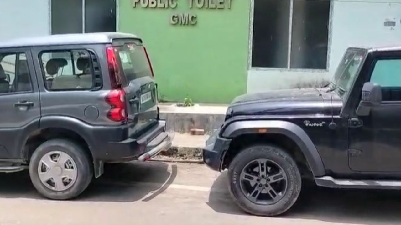এই গাড়ী চুৰি চক্ৰটোৰ মাষ্টাৰ-মাইণ্ড সোমনাথ মুখাৰ্জীক গ্ৰেপ্তাৰ কৰিছে আৰক্ষীয়ে। ইফালে, চান্দমাৰী থানালৈ লৈ অহা হ'ল পশ্চিমবংগত উদ্ধাৰ কৰা ৬খন বিলাসী বাহন। গুৱাহাটীৰ কাৰ ৰেন্ট এজেন্সিৰ পৰা চুৰি হৈছিল প্ৰায় ৬০ খন বাহন।