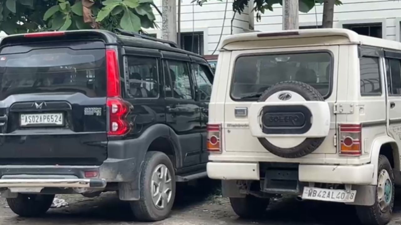 জানিব পৰা মতে, ইতিমধ্যে প্ৰায় ১০০ খন চুৰি হোৱা বিলাসী বাহন উদ্ধাৰ কৰিছে দুয়োখন ৰাজ্যৰ আৰক্ষীয়ে। জানিব পৰা মতে, বিভিন্ন কাৰ এজেন্সিৰ পৰা গাড়ী ভাড়ালৈ নি নেপালত বিক্ৰী কৰিছে চক্ৰটোৱে। গুৱাহাটীৰ পৰাও দুটা মাহত প্ৰায় ৬০খন বিলাসী গাড়ী লৈ পলাইছিল চক্ৰটো।