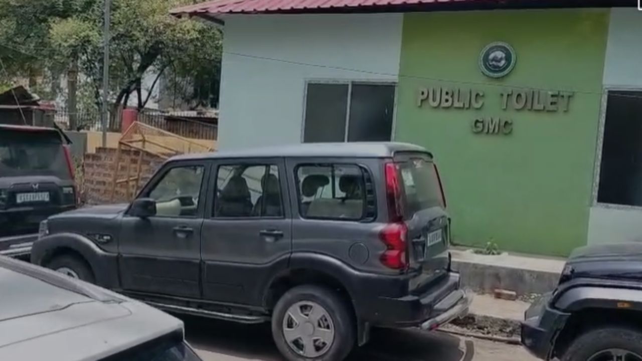 আন্তঃৰাষ্ট্ৰীয় বিলাসী গাড়ী চুৰি চক্ৰৰ বিৰুদ্ধে অভিযান গুৱাহাটী আৰক্ষীৰ। অভিযানত ডাঙৰ সফলতা লাভ কৰিছে গুৱাহাটী আৰক্ষীয়ে। ৰাজ্যৰ লগতে পশ্চিমবংগৰ বিভিন্ন প্ৰান্তত অভিযান গুৱাহাটী আৰক্ষীৰ।