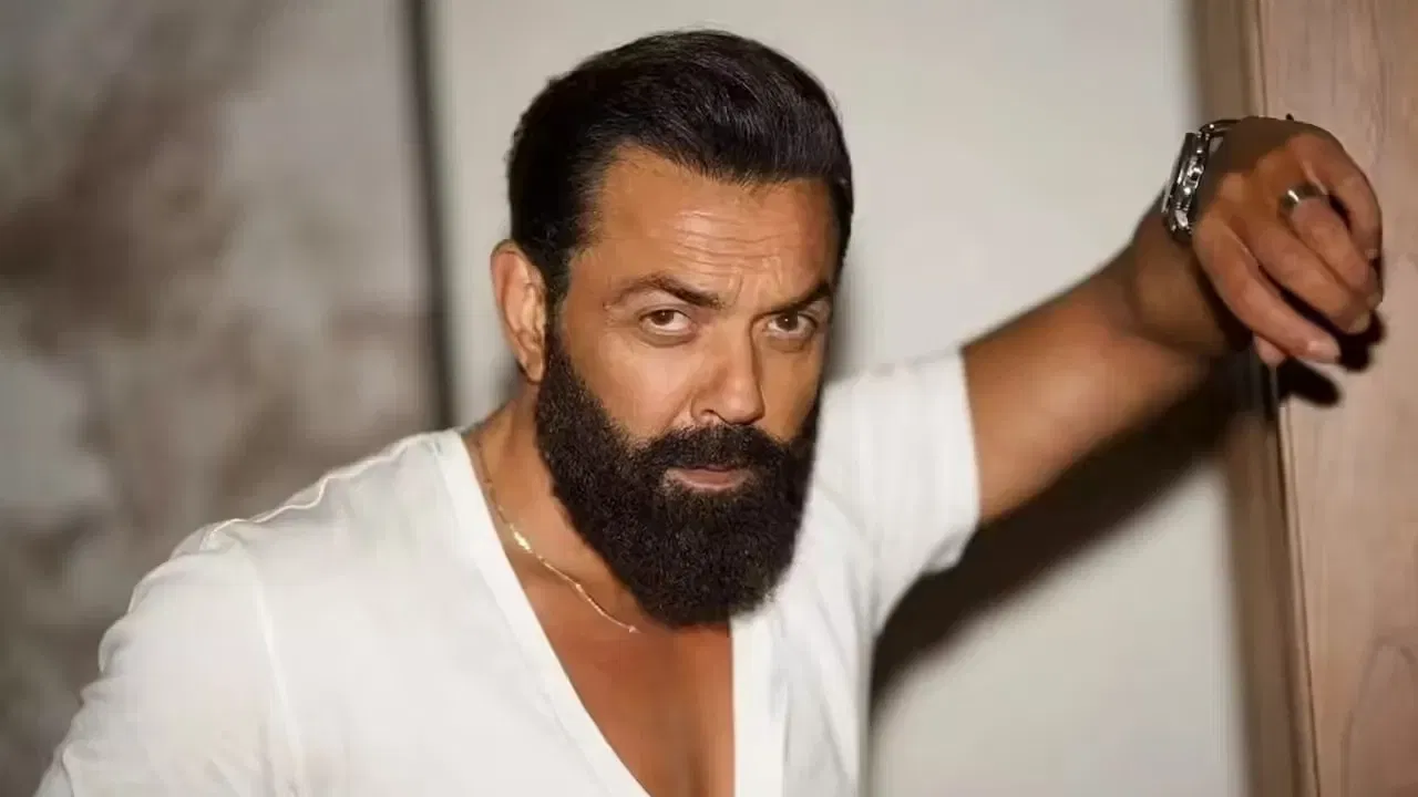 চুমা খাবলৈ গৈ নায়িকাৰ মুখৰ দুৰ্গন্ধৰ বাবে অস্বস্তিত পৰিছিল ববী দেউল, প্ৰতিশোধ ল’লে… চুমা খাবলৈ গৈ নায়িকাৰ মুখৰ দুৰ্গন্ধৰ বাবে অস্বস্তিত পৰিছিল ববী দেউল, প্ৰতিশোধ ল’লে…