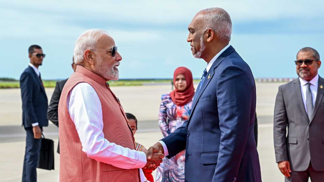 ব্ৰিটেইন ভ্ৰমণ সামৰি মালদ্বীপত উপস্থিত নৰেন্দ্ৰ মোদী, পথে পথে পোষ্টাৰ আঁৰি আদৰণি মোদীক