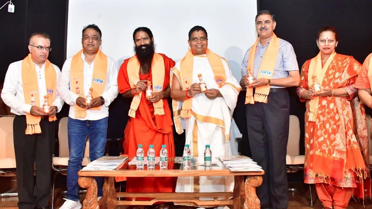 পতঞ্জলিৰ নতুন সামগ্ৰী ‘দন্ত কান্তি গণ্ডুছ অইল পুলিং’ উন্মোচনঃ গুণৰ বাখ্যা কৰিলে স্বামী ৰামদেৱে পতঞ্জলিৰ নতুন সামগ্ৰী ‘দন্ত কান্তি গণ্ডুছ অইল পুলিং’ উন্মোচনঃ গুণৰ বাখ্যা কৰিলে স্বামী ৰামদেৱে