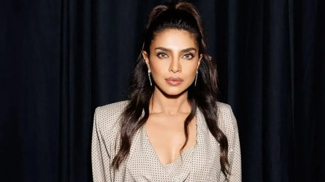 দেখুৱাই দিয়া তোমাৰ…প্ৰিয়ংকা চোপ্ৰাক কি বেয়া নিৰ্দেশ দিছিল পৰিচালকে? এৰি দিছিল ছবি… দেখুৱাই দিয়া তোমাৰ…প্ৰিয়ংকা চোপ্ৰাক কি বেয়া নিৰ্দেশ দিছিল পৰিচালকে? এৰি দিছিল ছবি…