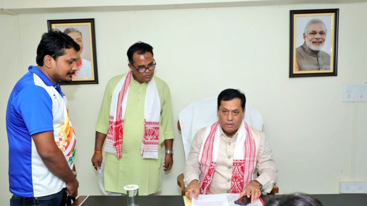অসম অলিম্পিক সন্থাৰ সভাপতি সৰ্বানন্দ সোণোৱালে দেওবাৰে এক সংবাদ মেল যোগে এই বিষয়ে ঘোষণা কৰিছে। অতীতক সন্মান জনাই, বৰ্তমানক শক্তিশালী কৰি আৰু ভৱিষ্যতক প্ৰেৰণা যোগাই ক্ৰীড়া ক্ষেত্ৰক অধিক উজ্জীৱিত কৰাৰ লক্ষ্যৰে এনে পদক্ষেপ গ্ৰহণ কৰা হৈছে বুলি অসম অলিম্পিক সন্থাৰ সভাপতি তথা কেন্দ্ৰীয় মন্ত্ৰী সৰ্বানন্দ সোণোৱালে মন্তব্য কৰে।