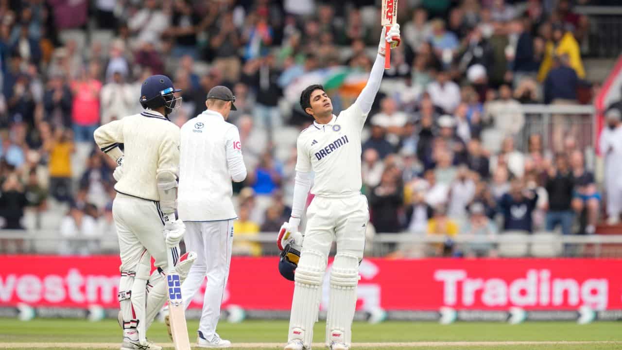 ঐতিহাসিক শতকেৰে শচীনক স্পৰ্শ গিলৰঃ ৩৫ বছৰৰ পিছত ঘটিল এনে চমক