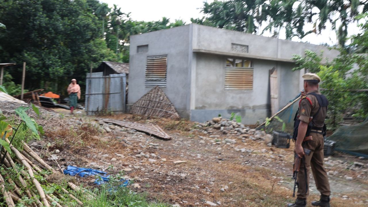 নগাঁও, ধিং, লাহৰিঘাট, ৰূপহী, মৈৰাবাৰী, বটদ্ৰোৱা আদি স্থান সমূহলৈ গাড়ীৰে আজি পুৱাৰে পৰা ৰাওনা হৈছে বহু সংখ্যক লোক । উৰিয়ামঘাট সীমান্তৰ পৰা পলায়ন কৰা এই সন্দেহজনক লোকসকলে যাতে সৰুপথাৰ সমজিলাৰ অন্তৰ্গত সৰুপথাৰ, বৰপথাৰ, নাওঁজান ,চুঙাজান আদিত আশ্ৰয় ল'ব নোৱাৰে তাৰ প্ৰতি আহ্বান জনাইছে দল-সংগঠনসমূহে।